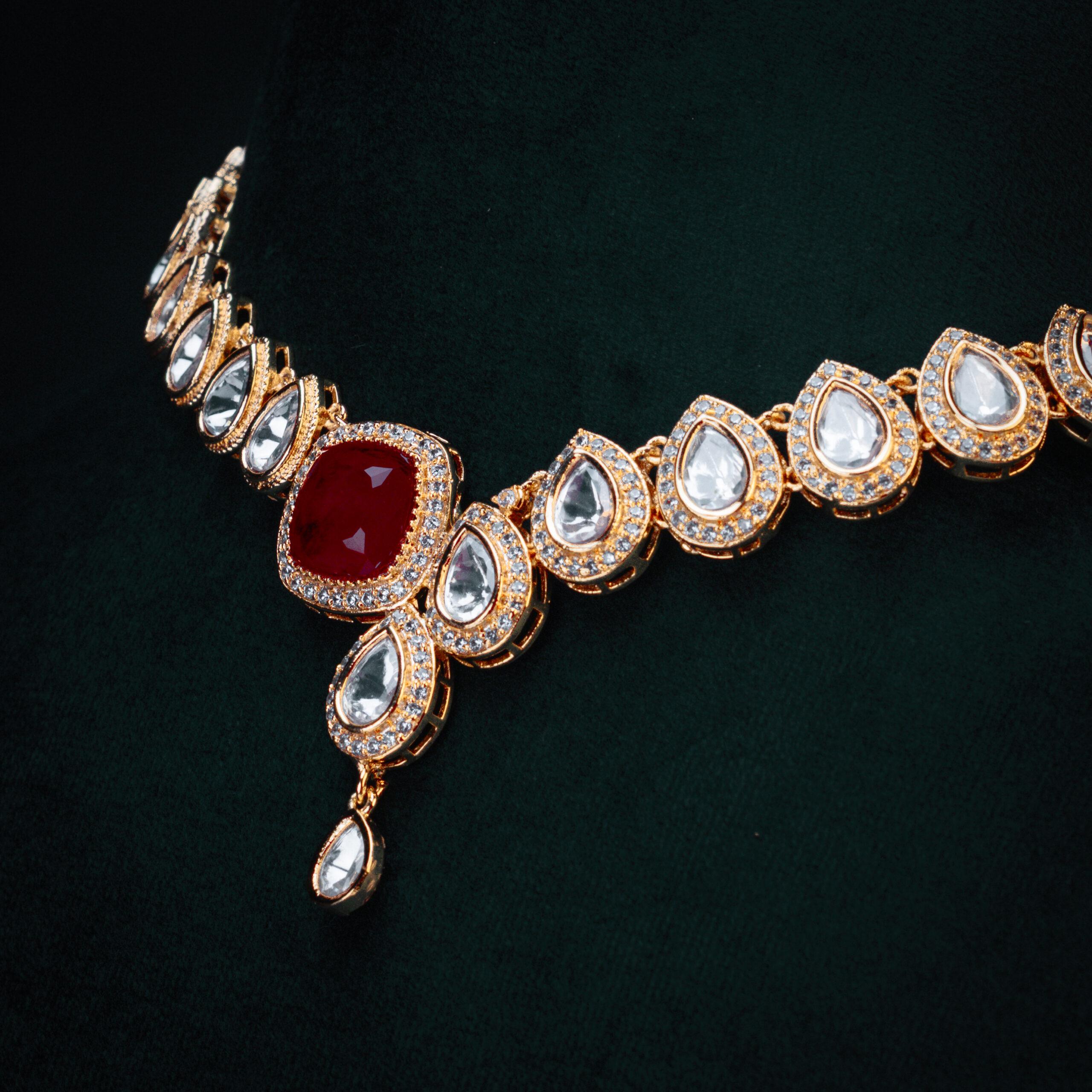 Elegant necklace with ruby and diamonds