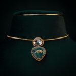 Elegant necklace with gemstone pendant