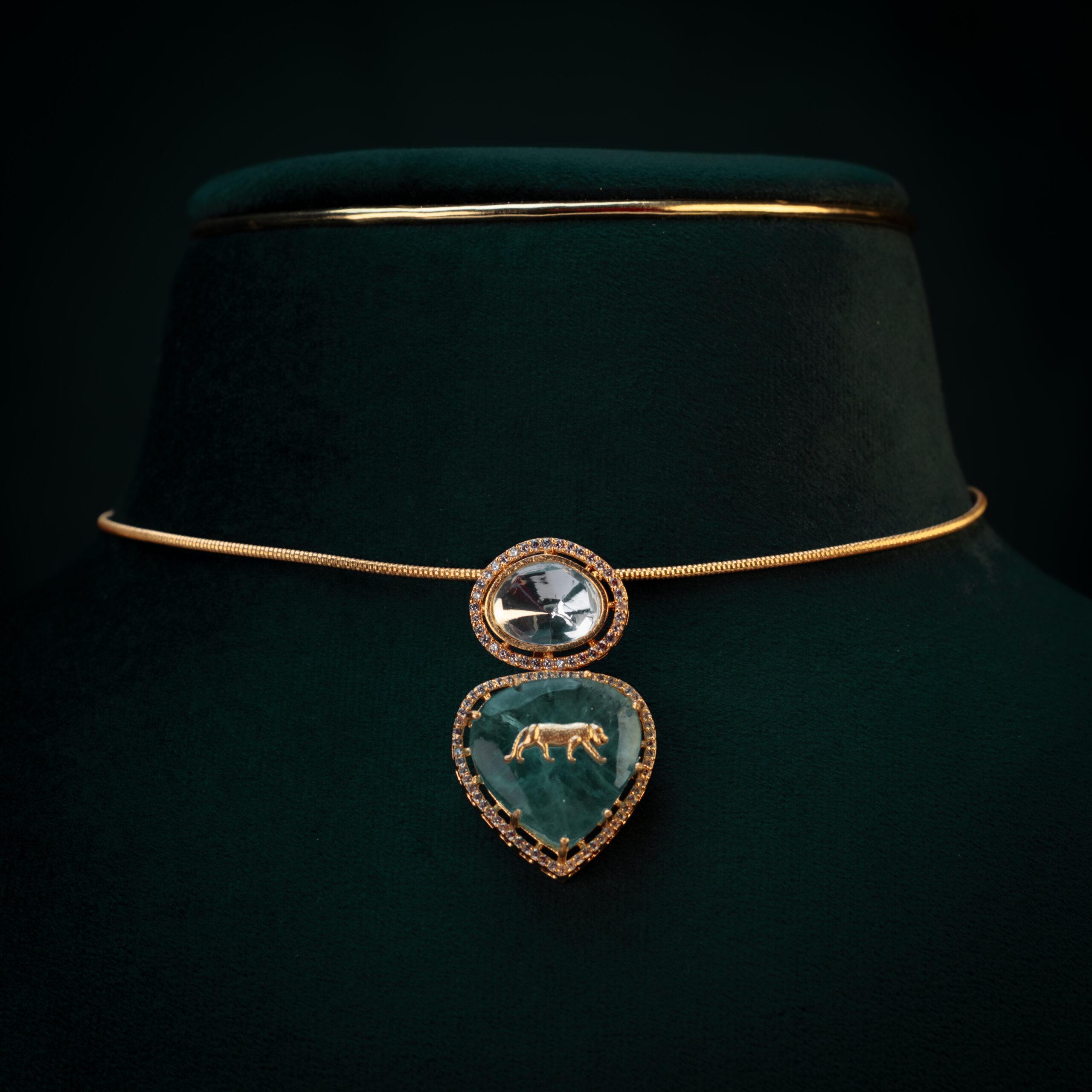 Elegant necklace with gemstone pendant